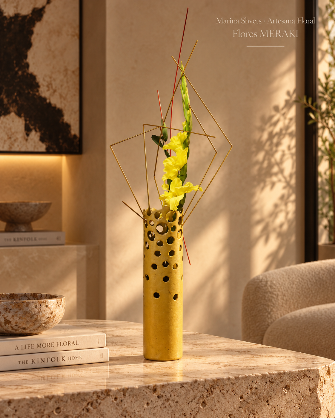 Composición floral escultórica amarilla en un interior de piedra cálida