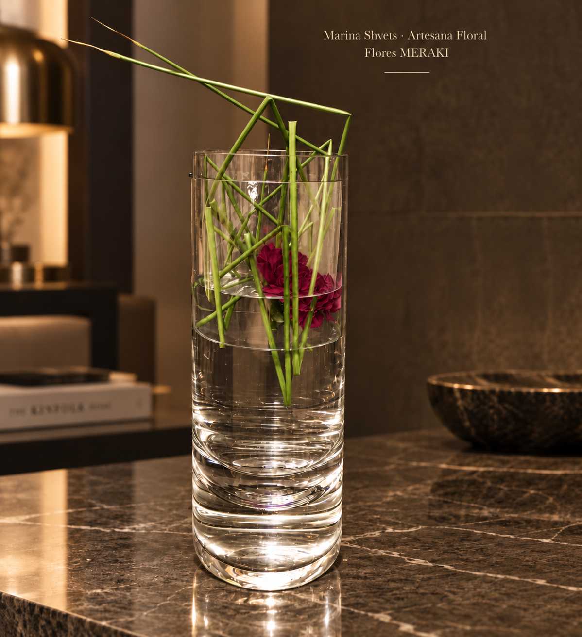 Diseño floral minimalista con cristal, líneas verdes y flor rosa