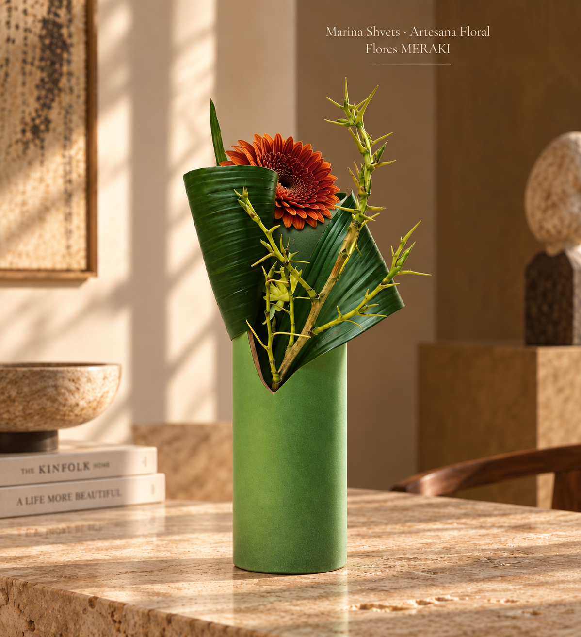Composición escultórica con hoja verde y gerbera para un hotel