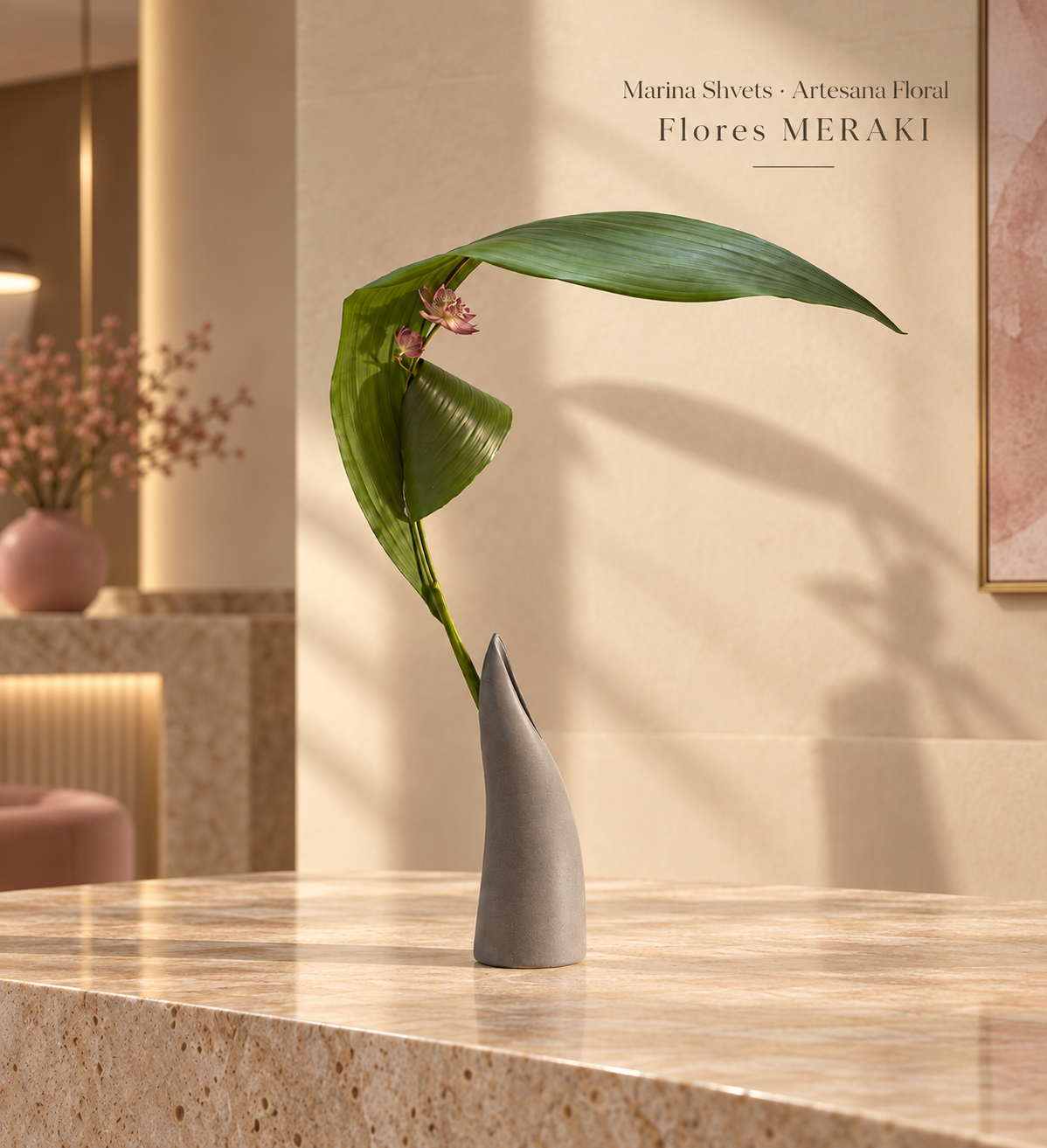 Concepto minimalista con hoja escultórica y acento rosa para recepción de hotel