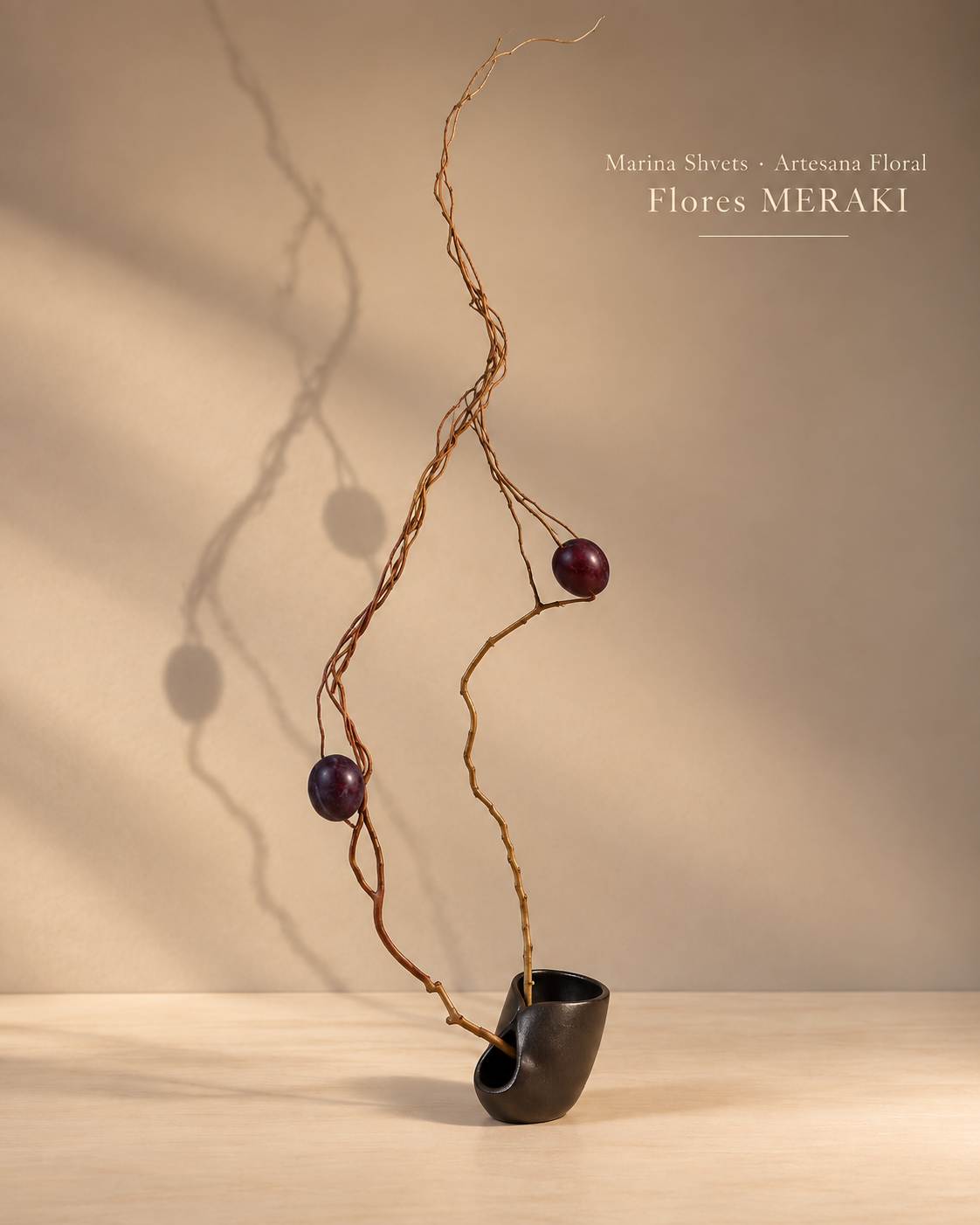 Ikebana minimalista con ramas y ciruelas, estudio de movimiento