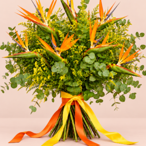 Ramo Paraíso de Tenerife con strelitzias naranjas, eucalipto y cintas amarilla y naranja sobre fondo pastel
