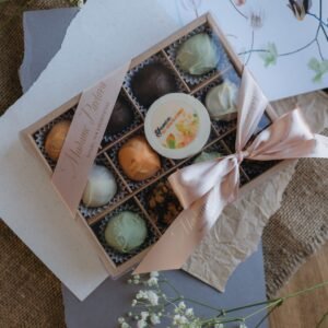 Caja de bombones premium con flores — Flores MERAKI Tenerife