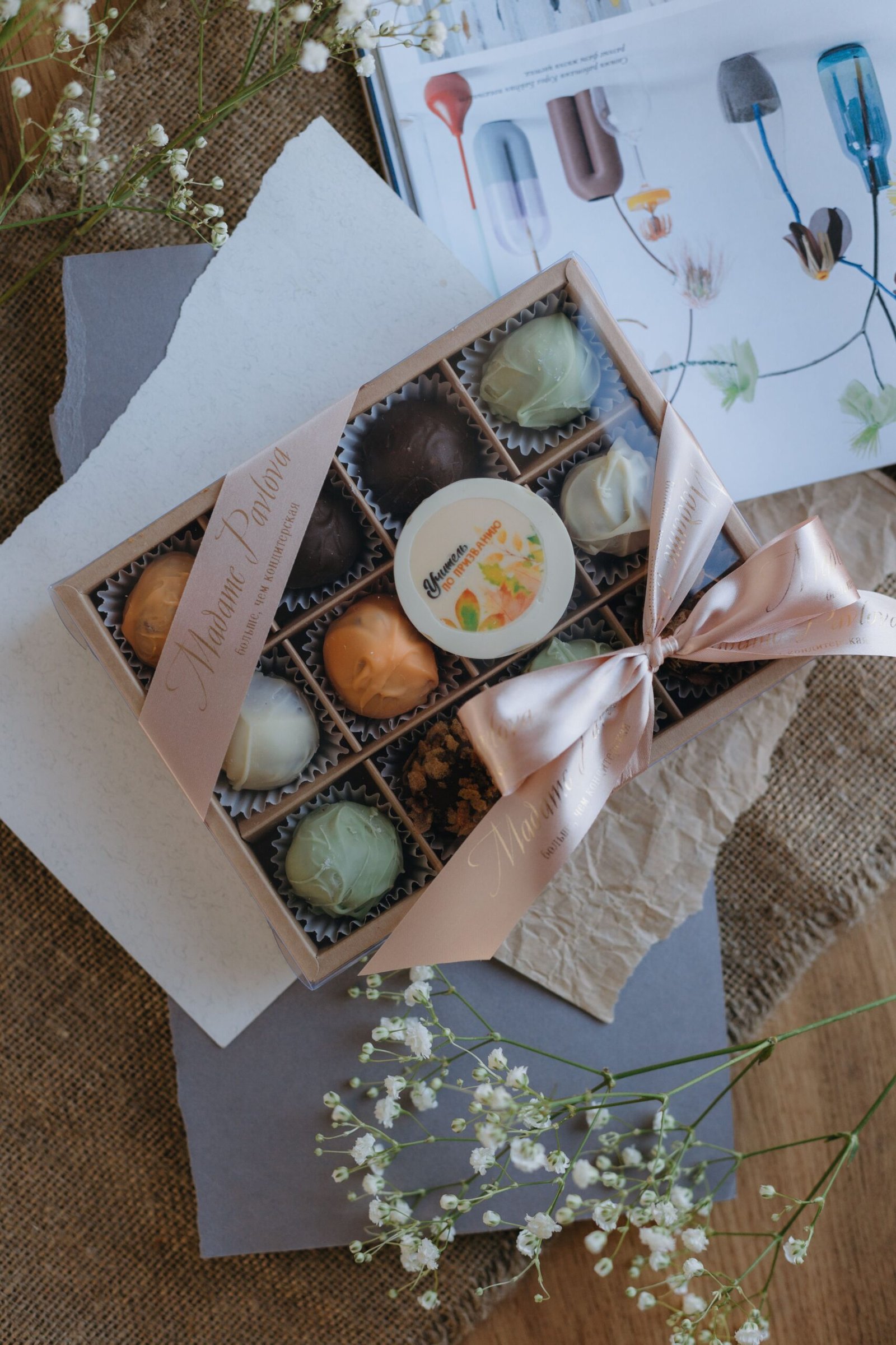 Caja de bombones premium con flores — Flores MERAKI Tenerife