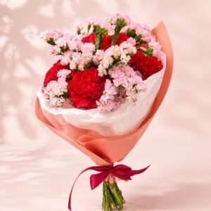 Ramo Rubor de Pasión con claveles rojos y limonium rosado